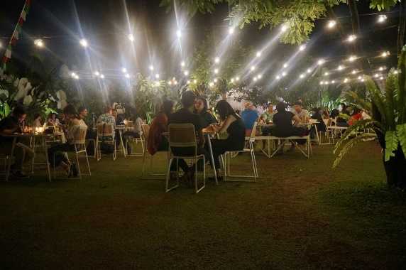 Kebun belakang Nanamia Pizzeria berubah jadi romantis (Foto: Riana Dewie)
