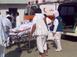 Anggota Jemaah haji wafat tengah ditangani petugas kesehatan haji di Arafah. Foto | Dokumen Pribadi.