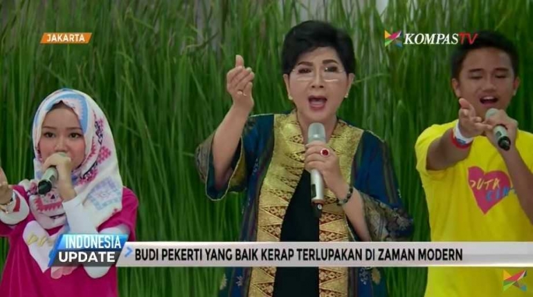 Wow, siapa yang tidak bangga bisa berkolaborasi dengan Titiek Puspa (tengah). Nyanyi bersama, mencipta lagu bersama. Kolaborasi Generasi ini berlangsung antara Titiek Puspa dengan 20 siswa pilihan, dalam program Belajar Bersama Maestro (BBM) 2017. Mari berkolaborasi dengan Titiek Puspa di ajang Kompasianival 2017. Foto: dicapture isson khairul dari laman kompas.tv 