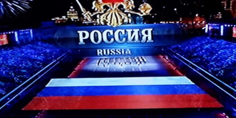 Bukan hanya orang yang dilempar batu, negarapun kena lempar batu dari musuh politiknya. Sumber: TV Centarl Rusia.