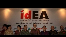 Para petinggi e-commerce Indonesia saat peresmian berdirinya idEA. Sumber: http://media.viva.co.id/thumbs2/2012/05/03/153694_idea-asosiasi-e-commerce-indonesia_663_382.jpg
