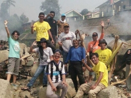 Relawan Laskar Karung setelah kegaiatan (Foto: Rey Tisna)
