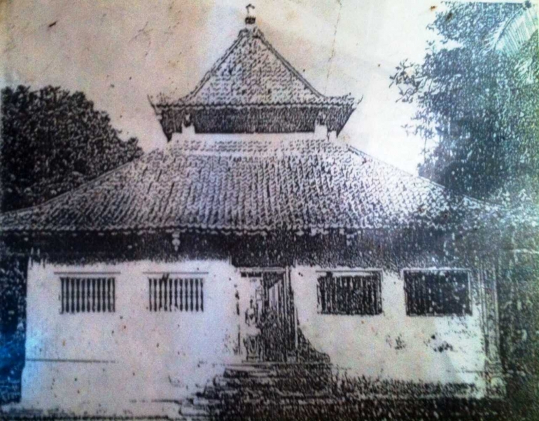 Foto Masjid Angke yang difoto sekitar 1920-an, terlihat anak tangganya memang ada lima. (Foto: Koleksi Lingwa)