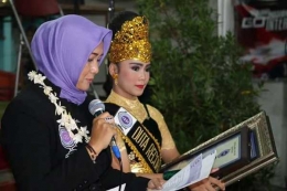 Lia Mutisari sebagai adjudicator RHR saat mengumumkan pemberian penghargaan  Kepada peserta dari indonesia yang mendapat rekor dunia  (sumber foto: RHR)