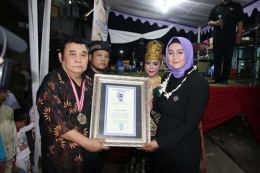 Lia Mutisari sebagai adjudicator RHR saat menyerahkan penghargaan  Rekor dunia kepada salah seorang peserta dari indonesia  (sumber foto: RHR)