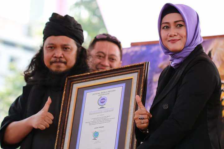 Lia Mutisari sebagai adjudicator RHR saat menyerahkan penghargaan Rekor dunia kepada salah seorang peserta dari indonesia (sumber foto: RHR)