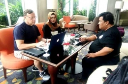 Pertemuan membahas MOU antara Lia Mutisari, Dr. David Adamovich (President of RHR) dan Agung Elvianto (President ORI) di Jakarta (Sumber: Lia Mutisari)