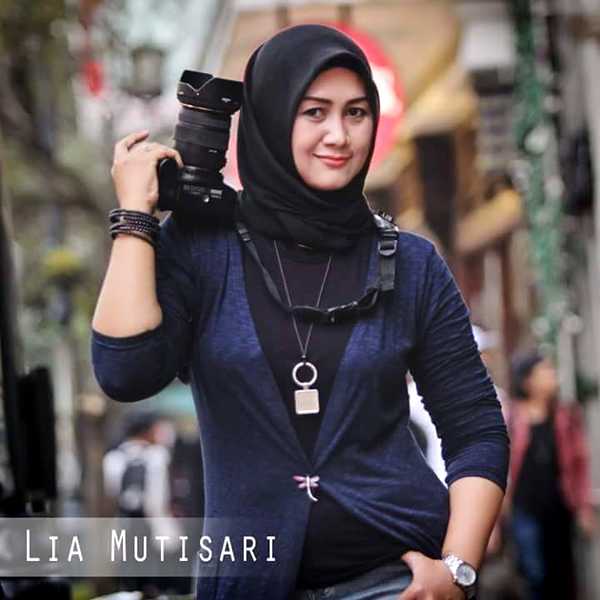 Pose Lia Mutisari saat beraksi dengan kameranya sebagai seorang fotografer profesional (Sumber: Lia Mutisari)