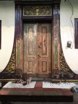 Pintu Masjid Angke setelah dikelupas, ternyata ada cat hijau di bagian paling dalam. (Foto; BDHS)