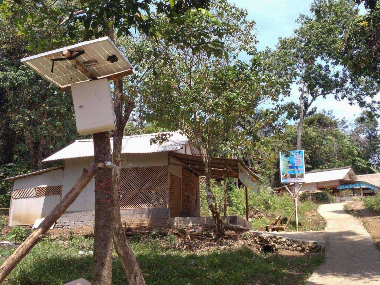 Salah satu solar cell yang dipsang di jalan setapak menuju Pantai Sendiki. FOTO: LUGAS WICAKSONO