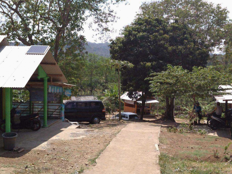 Salah satu warung di kawasan Pantai Sendiki memasang solar cell di atapnya. Foto: Lugas Wicaksono