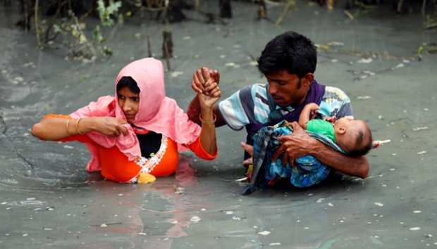 Sumber: Tempo.co/Bayi Rohingya di gendong otang tuanya melewati sungai