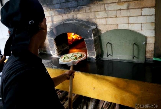 Pengolahan Pizza dengan Tungku berbahan bakar kayu buah-buahan (Dokumentasi Pribadi)