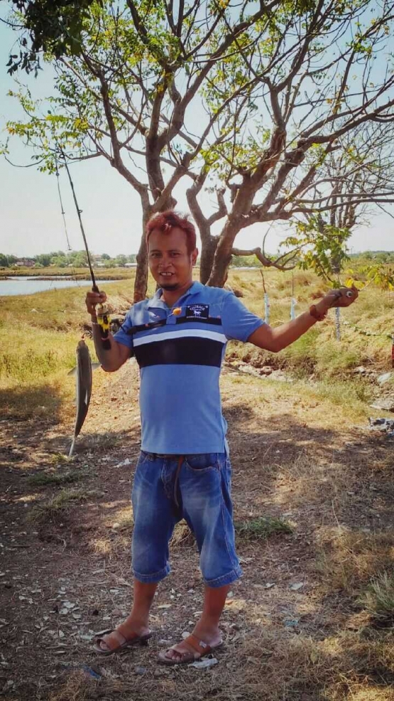 Salah satu hobbynya selain aksi kriminal adalah memancing