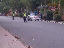 Polisi berjaga - jaga di jalan Pemuda Sungailiat halau pembalap liar (foto Rustian)