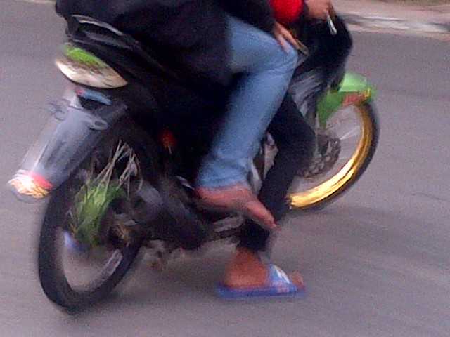 Siap melarikan diri setelah lihat pak polisi (foto Rustian)