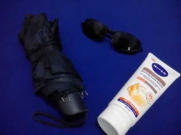 Saat beraktivitas sebaiknya siapkan payung, sunglasses, dan body serum sebagai pelindung kulit dari sinar UV (dokpri)