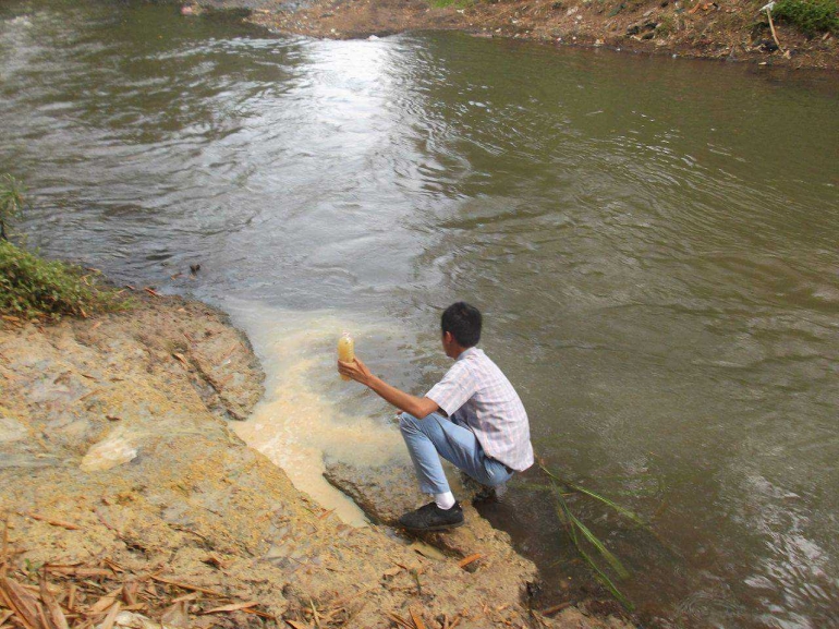 Hafidin Soharun mengambil limbah marning dari sungai untuk dijadikan bioetanol di Kelurahan Pandanwangi, Blimbing, Kota Malang. FOTO: MAHDI ROMZUZ ZAKI.