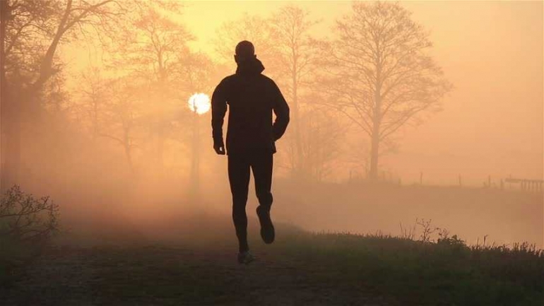 sumber gambar : Silhoutte Of Man Running In The Countryside During A Foggy, Spring Sunrise / www.shutterstock.com