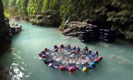 Cavetubing di Kalisuci lebih asik bersama teman-teman