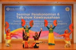 Persembahan tari dalam acara pembukaan seminar dan talkshow di Bank Indonesia perwakilan Kalimantan Barat. Sumber: Panitia PMB 2017