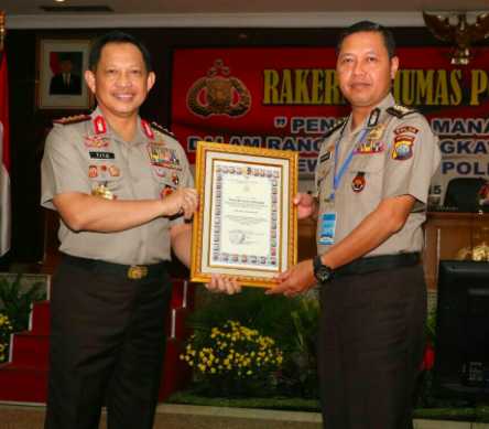 Foto : Kapolri Jenderal Polisi Drs. H.M Tito Karnavian foto bersama Kabid Humas Polda Kepri, Kombes Pol. Drs.S. Erlangga.