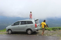 di atas mobil di puncak gunung dempo (Dokumentasi Pribadi)