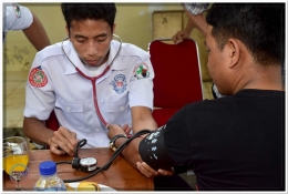 Seorang pasien diperiksa kesehatannya oleh petugas dari BSB Bantaeng (11/09).