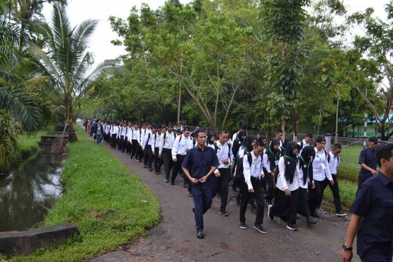 Securiti FEB Untan mengawal mahasiswa menuju lokasi acara pembukaan PMB 2017. Sumber: Panitia PMB 2017