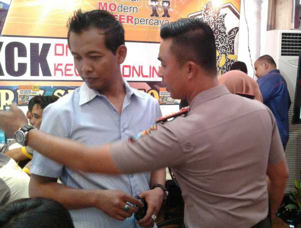 Foto : Pencetus SKCK Online Kombes Pol Muh Anwar Nasir S.IK MH Dan M. Khoirul Amin SH. S.Kom M. Kom