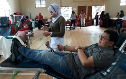 Masyarakat Indonesia berpartisipasi di acara donor darah UT di Malaysia. Dok.Foto/TH Salengke