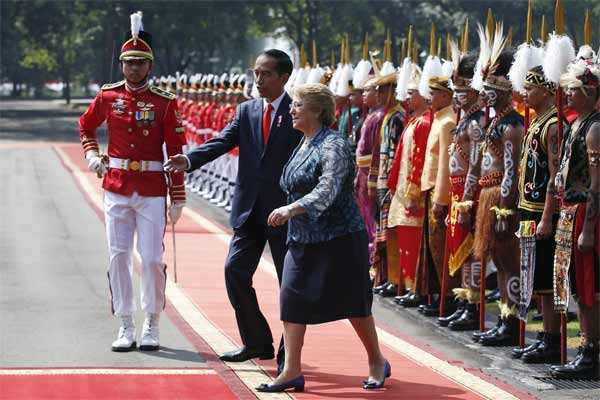 Presiden Joko Widodo dan Presiden Chili Michelle Bachelet di Istana Merdeka, Jakarta, Jumat (12/5/2017). | Reuters/Darren Whiteside