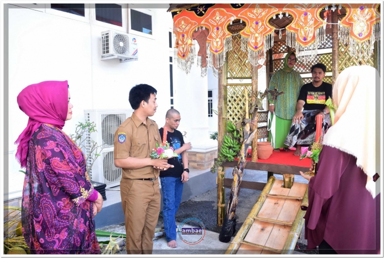 Reza Nurdin mengenakan kaos hitam dan kain sarung ikuti geladi Appassili Bunting pada Selasa sore disaksikan Ibunda tercinta Ir. Hj. Liestiaty F. Nurdin (12/09).