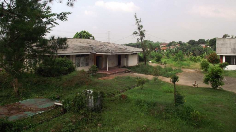 Ada rumah kosong di dekat lapangan (Foto: Ardiansyah)