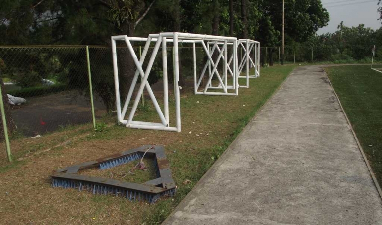 Suasana di pinggir lapangan (Foto: Ardiansyah)