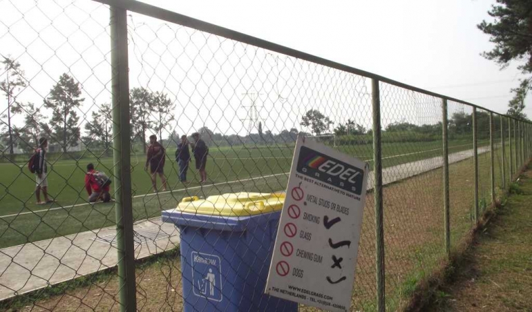 Suasana di pinggir lapangan (Foto: Ardiansyah)