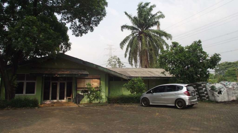 Terlihat juga rumah kosong di area parkir (Foto: Ardiansyah)