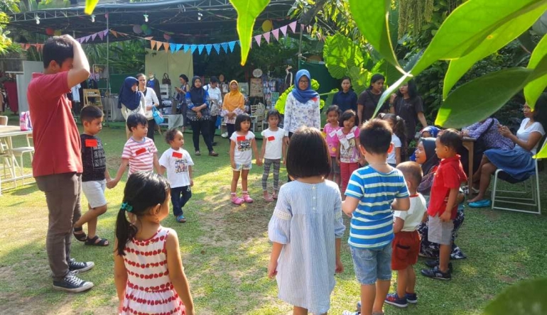 Anak-anak bersama relawan Museum Kolong Tangga memulai permainan (dok. pri).