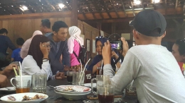 Salah satu mahasiswa saat sedang wawancara di salah satu rumah makan di Yogyakarta 