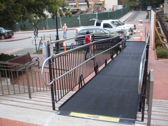 Aksesibilitas bagi Disabilitas  di Ruang Publik Luar  Aksesibilitas bagi Disabilitas  di Ruang Publik Luar