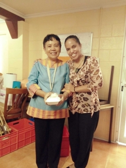 Bersama Ibu Yogi,yang berjasa mengenalkan Indonesia di St. Joseph Port Moresby
