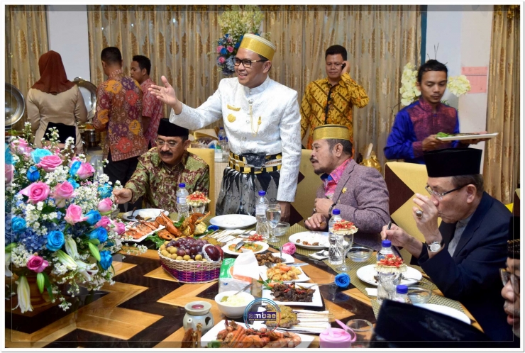 Bupati Bantaeng (H. M. Nurdin Abdullah) mengenakan baju putih dengan Salam Profesor saat menjamu makan malam Gubernur SulSel (H. Syahrul Yasin Limpo) dan Cawagub SulSel (Tanribali Lamo) yang berada di sisi kanan dan kirinya (13/09).