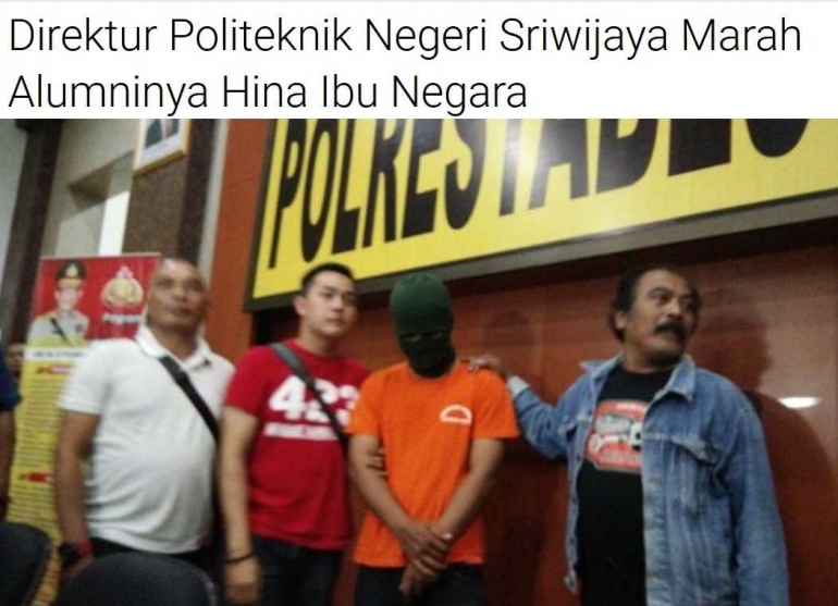 Dodik Ikhwanto, pelaku penghina Iriana Joko Widodo, tertunduk lesu, dengan kepala ditutup, saat digiring anggota Satreskrim Polrestabes Bandung, Senin (12/09/2017). Pemilik akun IG @warga_biasa itu adalah alumni Politeknik Negeri Sriwijaya (Polsri), Palembang, Sumatera Selatan. Ia baru tamat. Ini diakui Direktur Polsri, Dr. Ing. Ahmad Taqwa. Foto: dendi ramdhani-kompas.com