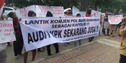 Unjuk rasa pendukung Budi Gunawan di depan Gedung KPK (Sumber Kompas.com)