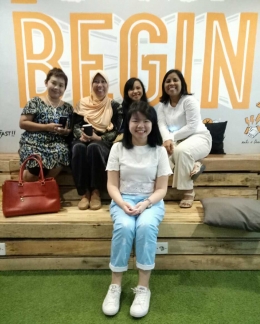 Deskripsi : Co-Founder 'GueSehat' - Tiffany Robyn Soetikno (paling depan ) foto bersama ladies kompasianers I Sumber Foto : Andri M