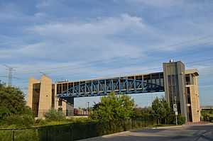 www.wikipedia.org | Jembatan penyeberangan yang ditutup untuk AC atau heart, dengan lift yang nyaman bagi semua warga kota