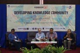 (Kedua dari kiri) Hans Antiov, Ph.D (Knowledge Sector Initiative, Jakarta) pada COMICOS 2017  foto: uajy.ac.id
