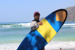 #gadisAnggun siap surfing (poto monyoku.com)