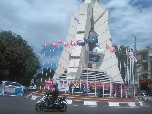 Berkeliling Makassar dengan taksi online (Sumber : dokumen pribadi