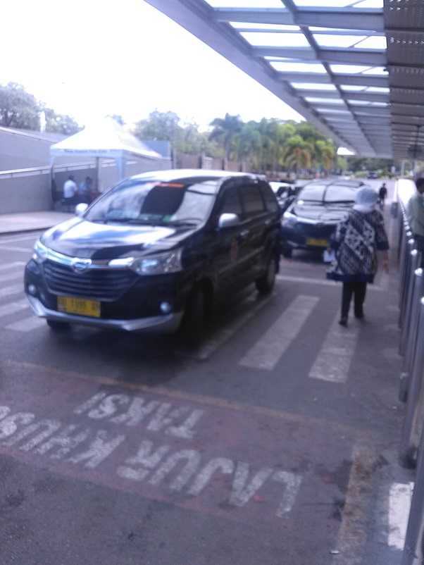 Taksi berplat kuning di bandara Sultan Hasanudin Makassar (Sumber: dokumen pribadi)